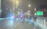 Vidéo montrant un automobiliste palestinien ayant percuté un résident d’implantation qui faisait partie d'un groupe bloquant la route et lançant des pierres sur les voitures au carrefour d'Efrat, en Cisjordanie, au petit matin du 7 juin 2026. (Crédit : Capture d'écran/X ; utilisée conformément à l'article 27a de la loi sur le droit d'auteur)