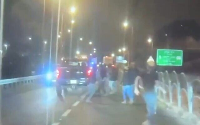 Vidéo montrant un automobiliste palestinien ayant percuté un résident d’implantation qui faisait partie d'un groupe bloquant la route et lançant des pierres sur les voitures au carrefour d'Efrat, en Cisjordanie, au petit matin du 7 juin 2026. (Crédit : Capture d'écran/X ; utilisée conformément à l'article 27a de la loi sur le droit d'auteur)