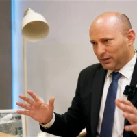 Naftali Bennett, chef du parti « BeYahad » (« Ensemble » en hébreu) et ancien Premier ministre, lors d'une interview accordée au Times of Israel, au siège de son parti, le 11 juin 2026. (Crédit : Yitzhak Ledee/Times of Israel)