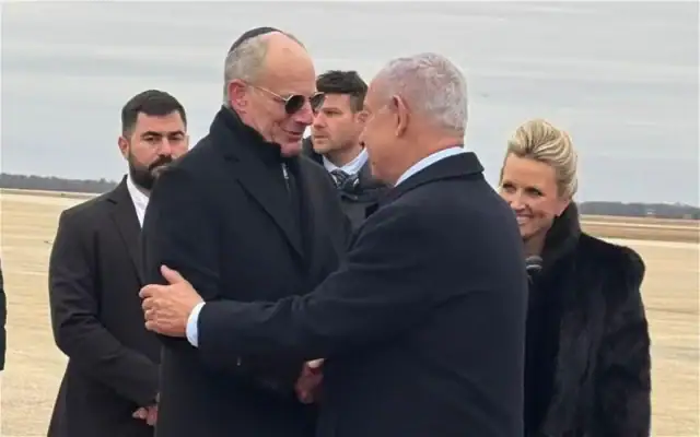 Le Premier ministre Benjamin Netanyahu, à droite,  accueilli par l'ambassadeur d'Israël aux États-Unis, Yechiel Leiter, à son arrivée à Washington DC, le 3 février 2025. (Crédit: Yechiel Leiter/X)