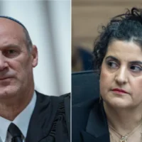 Michael Rabello assiste à une audience de la Cour suprême à Jérusalem concernant un recours exigeant la création d'une commission d'enquête d'État sur le massacre du 7-octobre, le 23 avril 2026 (Yonatan Sindel/Flash90) ; À droite : La conseillère juridique de la Knesset, Sagit Afik, lors d'une réunion de commission à la Knesset à Jérusalem, le 1er décembre 2025. (Yonatan Sindel/Flash90)