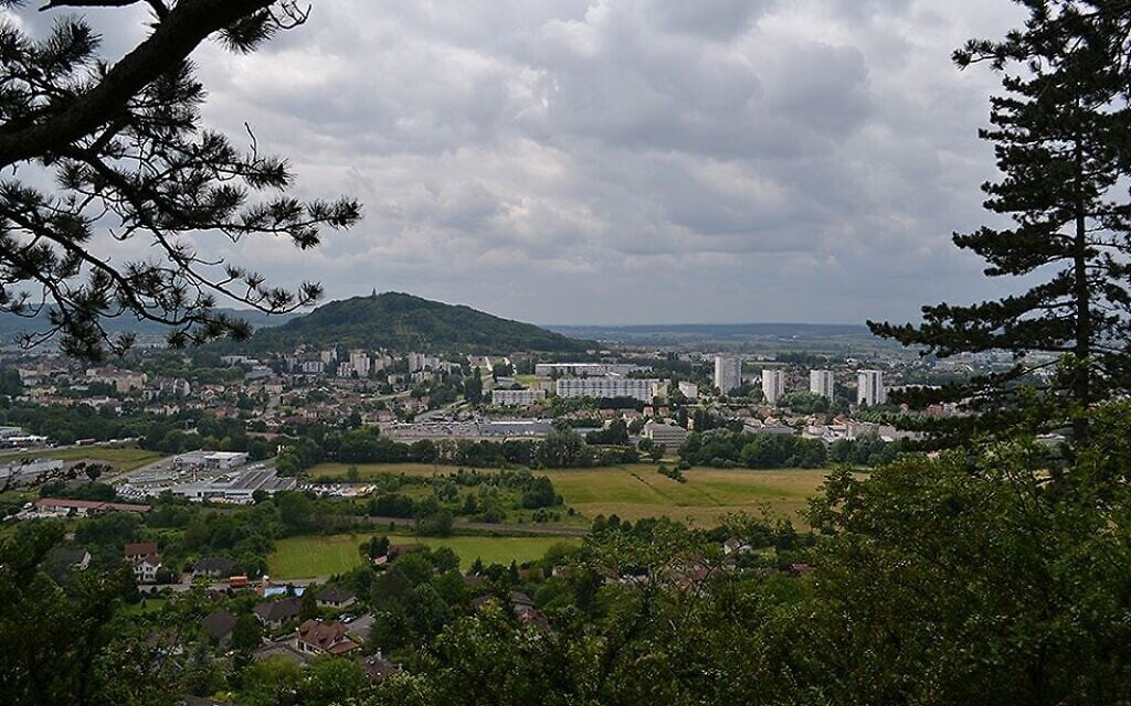 Vue de Vesoul depuis le Sabot de Frotey, en juin 2015. (Crédit : Dspkl95/CC BY-SA 4.0)