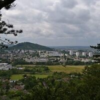 Vue de Vesoul depuis le Sabot de Frotey, en juin 2015. (Crédit : Dspkl95/CC BY-SA 4.0)