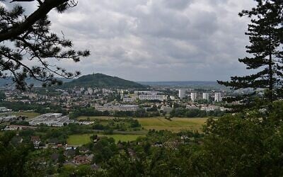 Vue de Vesoul depuis le Sabot de Frotey, en juin 2015. (Crédit : Dspkl95/CC BY-SA 4.0) Vue de Vesoul depuis le Sabot de Frotey, en juin 2015. (Crédit : Dspkl95/CC BY-SA 4.0)