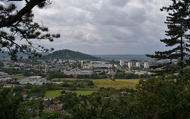 Vue de Vesoul depuis le Sabot de Frotey, en juin 2015. (Crédit : Dspkl95/CC BY-SA 4.0)