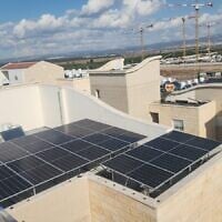 Un immeuble équipé de panneaux solaires (mais sans capacité de stockage) dans la ville de Beer Sheva, dans le sud du pays, dans le cadre de l'initiative Sun for All. (Crédit : Yuval Pan)