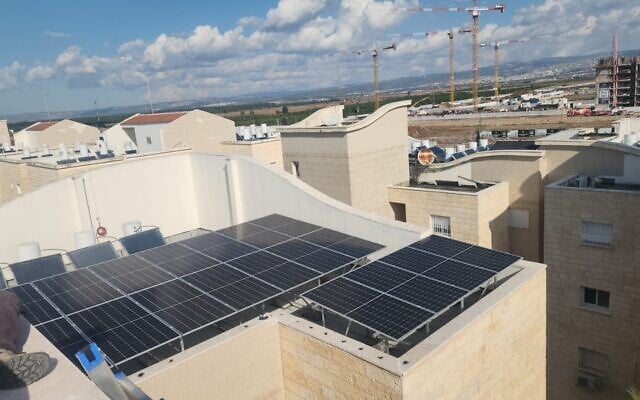 Un immeuble équipé de panneaux solaires (mais sans capacité de stockage) dans la ville de Beer Sheva, dans le sud du pays, dans le cadre de l'initiative Sun for All. (Crédit : Yuval Pan) Un immeuble équipé de panneaux solaires (mais sans capacité de stockage) dans la ville de Beer Sheva, dans le sud du pays, dans le cadre de l'initiative Sun for All. (Crédit : Yuval Pan)