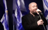Le chanteur Omer Adam chante lors d'un événement commémoratif sur la Place des Otages de Tel-Aviv, le 20 février 2025. (Alon Gilboa/Mouvement de protestation pro-démocratie)