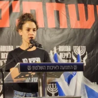 Merav Svirsky, sœur d'Itay Svirsky, otage assassiné, prenant la parole lors du rassemblement anti-gouvernement, sur la Place Habima, à Tel Aviv, le 6 juin 2026. (Crédit : Marcelo Sznaidman/Mouvement de protestation pour la démocratie)