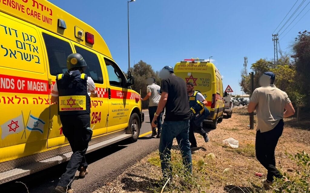 Des secouristes sur les lieux d'une fusillade présumée d'origine terroriste dans la région de Kochav Yaïr, le 7 juin 2026. (Crédit : Service de secours du Magen David Adom)