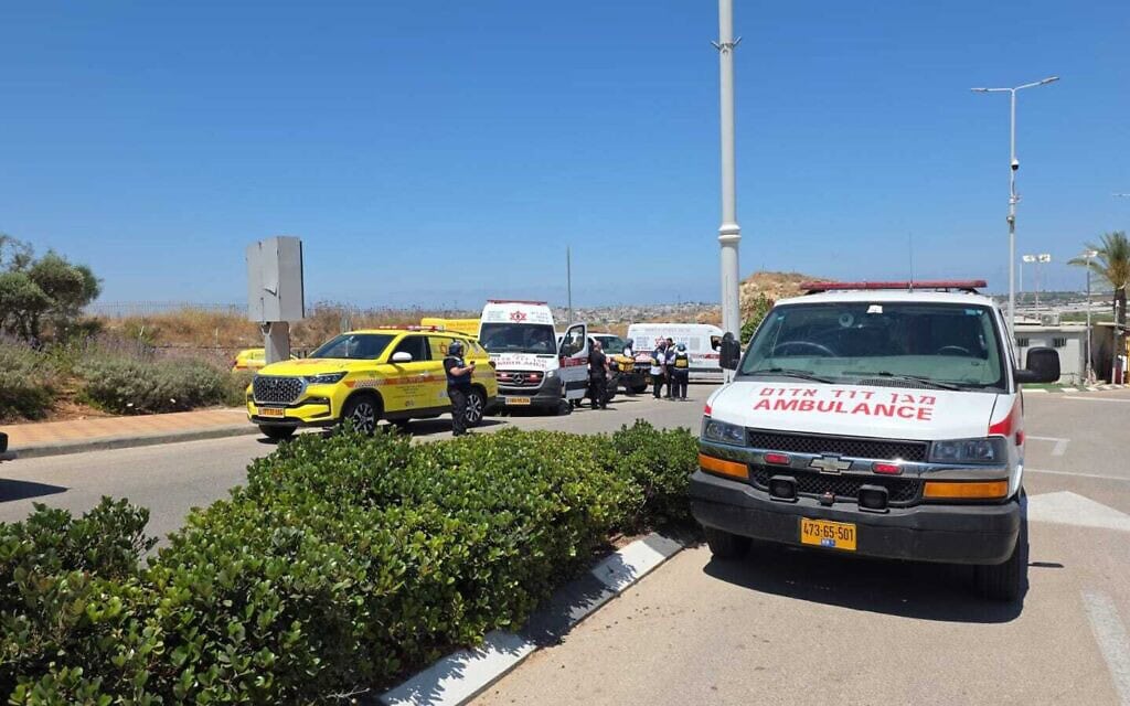 Des secouristes après une fusillade présumée d'origine terroriste, à Tzur Yitzhak, le 7 juin 2026. (Crédit : Service de secours du Magen David Adom)