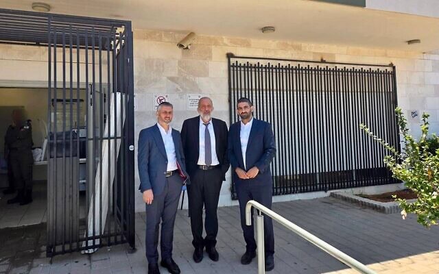 Le chef du parti Shas, Aryeh Deri (au centre), et des députés de son parti, dans une prison où sont détenus des réfractaires haredim, à Beit Lid, le 7 juin 2026. (Crédit : Shas)