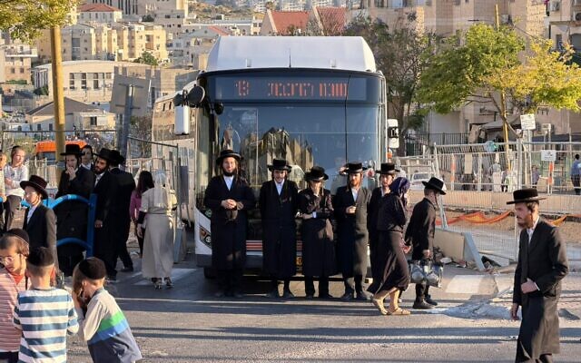 Des manifestants haredim tentant de bloquer la circulation sur une route de Beit Shemesh, le 9 juin 2026. (Crédit : Police israélienne)