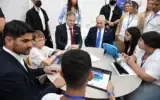 Le ministre de l'Éducation, Yoav Kisch, et le Premier ministre Benjamin Netanyahu avec des élèves du collège Dekel Vilnai dans l'implantation de Maale Adumim, en Cisjordanie, pour le lancement d'un programme d'apprentissage de l'anglais via l'IA, le 11 juin 2026. (Haim Zach / GPO)