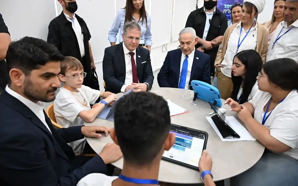 Le ministre de l'Éducation, Yoav Kisch, et le Premier ministre Benjamin Netanyahu avec des élèves du collège Dekel Vilnai dans l'implantation de Maale Adumim, en Cisjordanie, pour le lancement d'un programme d'apprentissage de l'anglais via l'IA, le 11 juin 2026. (Haim Zach / GPO) Le ministre de l'Éducation, Yoav Kisch, et le Premier ministre Benjamin Netanyahu avec des élèves du collège Dekel Vilnai dans l'implantation de Maale Adumim, en Cisjordanie, pour le lancement d'un programme d'apprentissage de l'anglais via l'IA, le 11 juin 2026. (Haim Zach / GPO)
