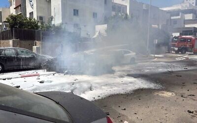 Le lieu de l'explosion d'une voiture qui a coûté la vie à un homme, à Kiryat Gat, dans le sud d'Israël, le 18 juin 2026. (Crédit : Service de secours du Magen David Adom) Le lieu de l'explosion d'une voiture qui a coûté la vie à un homme, à Kiryat Gat, dans le sud d'Israël, le 18 juin 2026. (Crédit : Service de secours du Magen David Adom)