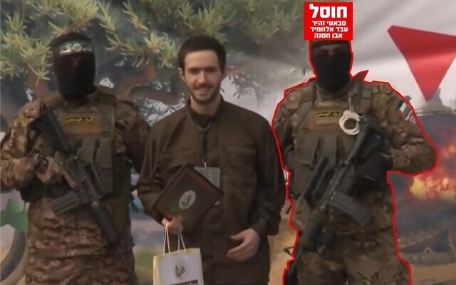 Cette photo publiée par l'armée israélienne le 22 juin 2026 montre le terroriste du Hamas Sabaei Zahir Abd al-Hamid Abu Hasna aux côtés de l'otage Omer Shem Tov lors de la libération de ce dernier, le 22 février 2025. (Crédit : Armée israélienne)