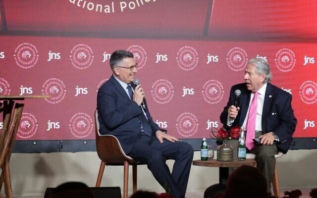 Le ministre des Affaires étrangères Gideon Saar (à gauche) prend la parole lors de la conférence du JNS à Jérusalem, le 23 juin 2026. (Crédit : JNS via le ministère des Affaires étrangères)