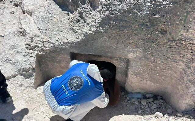 Un agent de la police israélienne à l’entrée d’un tunnel présumé destiné à des fins terroristes, partant de la zone du poste de contrôle d’A’zaim en Cisjordanie en direction d’Israël, sur une photo publiée le 24 juin 2026. (Crédit : Police israélienne)