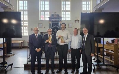 Les lauréats des prix Wdzięczność-Gratitude en compagnie de Daniel Mariaschin, PDG de B'nai Brith International (à gauche), et d'Alan Schneider, directeur du Centre mondial du B'nai Brith à Jérusalem (à droite), en Pologne, le 28 juin 2026. (Crédit : B'nai Brith International) Les lauréats des prix Wdzięczność-Gratitude en compagnie de Daniel Mariaschin, PDG de B'nai Brith International (à gauche), et d'Alan Schneider, directeur du Centre mondial du B'nai Brith à Jérusalem (à droite), en Pologne, le 28 juin 2026. (Crédit : B'nai Brith International)