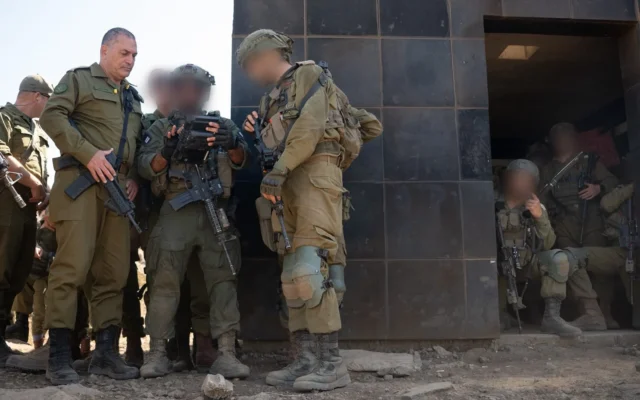 Le chef d'état-major de l'armée israélienne, le général Eyal Zamir (à gauche), rencontre des soldats lors d'un exercice militaire, le 9 juin 2026. (Crédit: Tsahal)