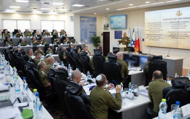 Le chef d’état-major de l’armée israélienne, le lieutenant-général Eyal Zamir, procédant à une évaluation stratégique, le 29 juin 2026. (Crédit : Armée israélienne)