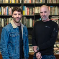 Noam Horev (à gauche) et Ziv Koren, l'écrivain et le photographe à l'origine de « We Will Rise », une installation sur le 7-Octobre, créée avec le groupe Azrieli, inaugurée le 9 juin 2026. (Crédit : Digist)