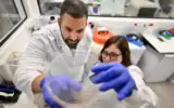 Le professeur adjoint Assaf Zinger (à gauche) du Technion (Institut de technologie d'Israël) avec la doctorante Ofri Vizenblit dans le laboratoire Zinger. (Autorisation/Rami Shelush, Service du porte-parole du Technion)