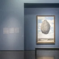 Un aperçu de « Drifting With Magritte: Castles in the Air », l'exposition consacrée par le Musée d’Israël à cette œuvre surréaliste emblématique, jusqu'en octobre 2022 (Avec l'autorisation de Zohar Shemesh)