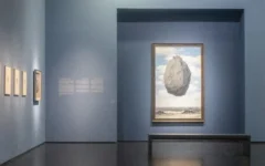 Un aperçu de « Drifting With Magritte: Castles in the Air », l'exposition consacrée par le Musée d’Israël à cette œuvre surréaliste emblématique, jusqu'en octobre 2022 (Avec l'autorisation de Zohar Shemesh)
