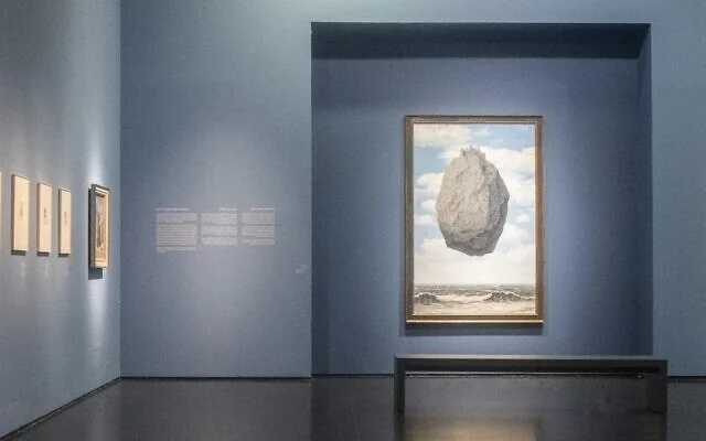 Un aperçu de « Drifting With Magritte: Castles in the Air », l'exposition consacrée par le Musée d’Israël à cette œuvre surréaliste emblématique, jusqu'en octobre 2022 (Avec l'autorisation de Zohar Shemesh)