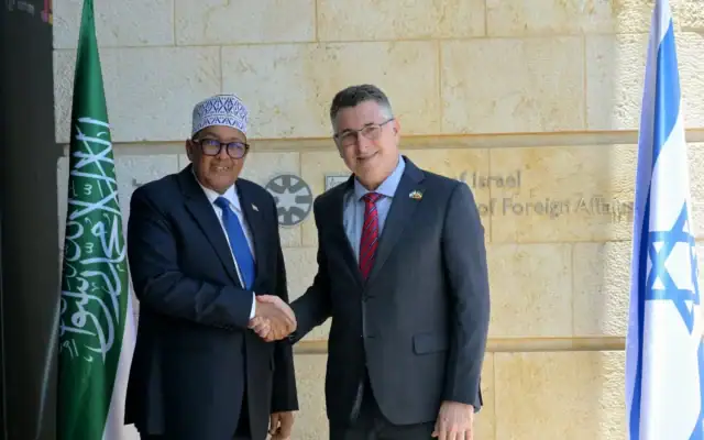 Le ministre des Affaires étrangères Gideon Saar (à droite) rencontre le président du Somaliland Abdirahman Mohamed Abdillahi au ministère des Affaires étrangères à Jérusalem, le 15 juin 2026 (Crédit: Shlomi Amsalem, GPO)
