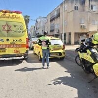 Des secours sur les lieux où un bébé de quatre mois a été retrouvé dans un état critique à l'intérieur d'une voiture surchauffée à Kfar Chabad, dans le centre d'Israël, le 3 juin 2026. (Crédit: Magen David Adom)