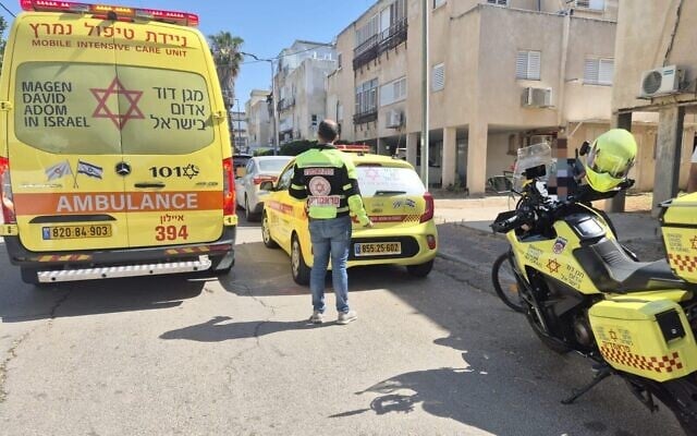 Des secours sur les lieux où un bébé de quatre mois a été retrouvé dans un état critique à l'intérieur d'une voiture surchauffée à Kfar Chabad, dans le centre d'Israël, le 3 juin 2026. (Crédit: Magen David Adom)