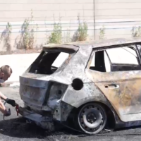 Des policiers collectant des preuves sur les lieux de l’explosion d'une voiture piégée qui a coûté la vie à une femme, à Tel Aviv, le 4 juin 2026. (Crédit : Capture d'écran/Police israélienne)