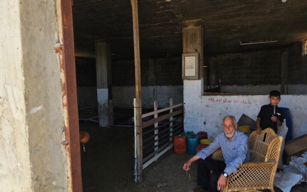 Saeed Odeh en compagnie d'un autre habitant de Huwara, près de l'enclos à moutons d'où, selon lui, des résidents d'implantations auraient volé son bétail. 7 juin 2026. (Crédit : Nurit Yohanan/Times of Israel) Saeed Odeh en compagnie d'un autre habitant de Huwara, près de l'enclos à moutons d'où, selon lui, des résidents d'implantations auraient volé son bétail. 7 juin 2026. (Crédit : Nurit Yohanan/Times of Israel)