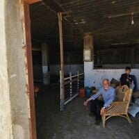 Saeed Odeh en compagnie d'un autre habitant de Huwara, près de l'enclos à moutons d'où, selon lui, des résidents d'implantations auraient volé son bétail. 7 juin 2026. (Crédit : Nurit Yohanan/Times of Israel)