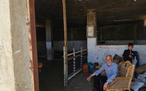 Saeed Odeh en compagnie d'un autre habitant de Huwara, près de l'enclos à moutons d'où, selon lui, des résidents d'implantations auraient volé son bétail. 7 juin 2026. (Crédit : Nurit Yohanan/Times of Israel)