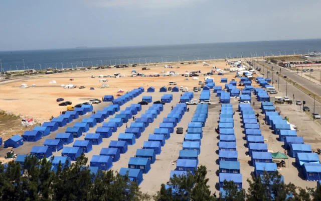 Des tentes bleues installées par le gouvernement libanais pour accueillir les personnes qui ont fui leurs maisons et leurs villages dans la banlieue sud de Beyrouth et le sud du Liban, le 22 mai 2026. (Crédit: Anwar AMRO/AFP)