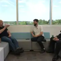 Lucas Gage (à gauche), Yaakov Langer (au centre) et Jake Turx (à droite) lors d’un épisode du podcast Inspiration for the Nation, diffusé le 13 juin 2026. (Crédit : Capture d’écran/JTA)