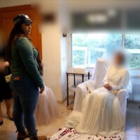 Une jeune mariée mineure s’entretenant avec un policier à la suite d’une descente de police lors d’une cérémonie de mariage illégale, à Yavneel, dans le nord d’Israël, en février 2026. (Crédit : Police israélienne)