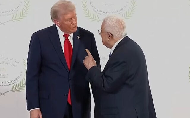Le président américain Donald Trump (à gauche) rencontre le chef de l'Autorité palestinienne Mahmoud Abbas lors d'un sommet organisé pour mettre fin à la guerre qui oppose depuis deux ans Israël et le Hamas à Gaza, le 13 octobre 2025, à Charm el-Cheikh, en Égypte. (Capture d'écran : YouTube)