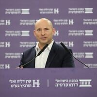 L'ancien Premier ministre Naftali Bennett s'exprimant lors de la conférence Eli Hurvitz organisée par l'Institut israélien de la démocratie (IDI), le 3 juin 2026. (Crédit : Oded Karni/IDI)
