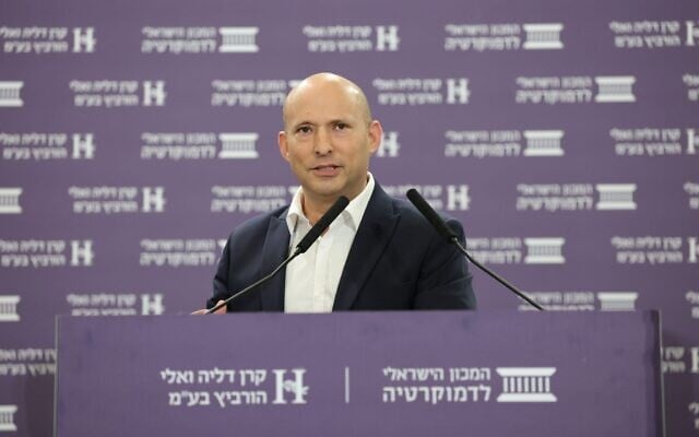 L'ancien Premier ministre Naftali Bennett s'exprimant lors de la conférence Eli Hurvitz organisée par l'Institut israélien de la démocratie (IDI), le 3 juin 2026. (Crédit : Oded Karni/IDI)