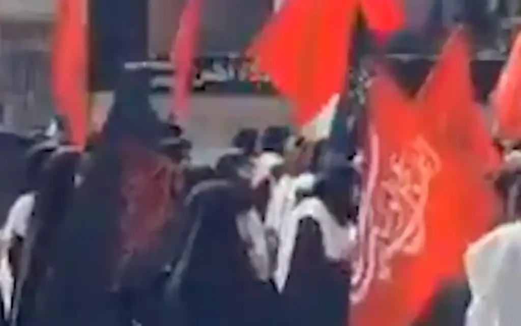 Des manifestants scandent des slogans contre le ministre iranien des Affaires étrangères, Abbas Araghchi, à Mashhad, après que celui-ci a évoqué la signature d'un accord avec les États-Unis visant à mettre fin à la guerre, le 13 juin 2026 (Capture d'écran)