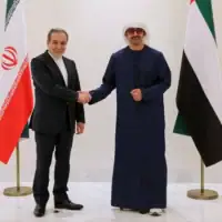 Le ministre iranien des Affaires étrangères Abbas Araghchi, à gauche, est accueilli par son homologue émirati, le cheikh Abdullah bin Zayed al-Nahyan, à Abou Dhabi, aux Émirats arabes unis, le 12 mai 2025. (Crédit: Ministère iranien des Affaires étrangères via AP)