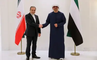 Le ministre iranien des Affaires étrangères Abbas Araghchi, à gauche, est accueilli par son homologue émirati, le cheikh Abdullah bin Zayed al-Nahyan, à Abou Dhabi, aux Émirats arabes unis, le 12 mai 2025. (Crédit: Ministère iranien des Affaires étrangères via AP)