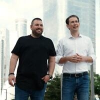 Les cofondateurs de Dream Security : Shalev Hulio, ancien PDG de la société de cyberespionnage NSO Group (à gauche), et l'ancien chancelier autrichien Sebastian Kurz. (Crédit : Dream/Eclipse Media)