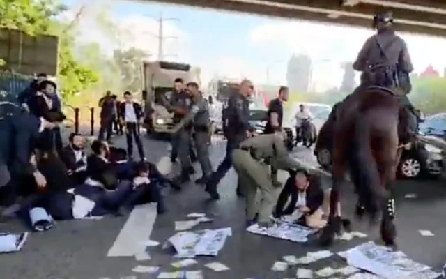Des affrontements entre la police et des manifestants haredim sur la Route 4, le 17 juin 2026 (Capture d’écran / Treizième chaîne) Des affrontements entre la police et des manifestants haredim sur la Route 4, le 17 juin 2026 (Capture d’écran / Treizième chaîne)