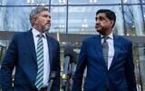 Les députés Thomas Massie (à gauche) et Ro Khanna tiennent une conférence de presse après avoir examiné les parties non censurées des dossiers de Jeffrey Epstein, devant un bureau du ministère de la Justice à NoMa, le 9 février 2026. (Crédit : Tom Williams/CQ Roll Call via JTA)